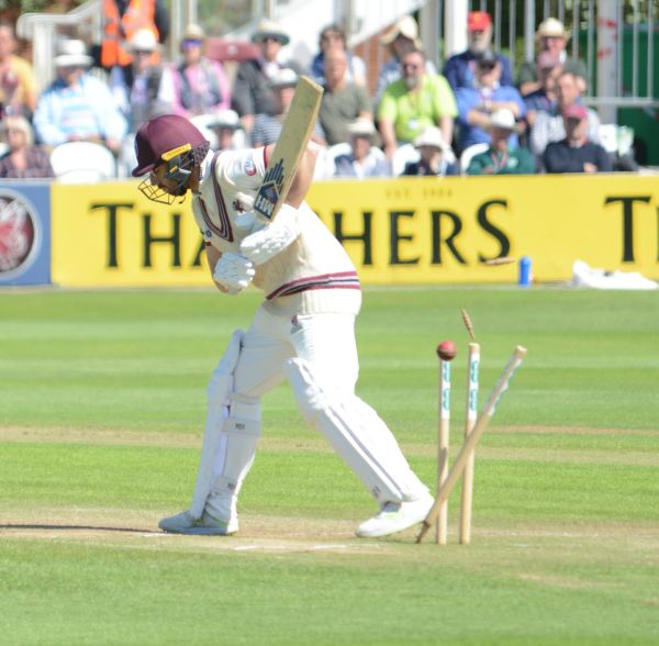 http://i1152.photobucket.com/albums/p490/cricketphotos1/Cricket%20Photos/2018%20Somerset%20Cricket%20Photos/Specsavers%20County%20Championship%202018/Somerset%20v%20Hampshire%20Starting%2011th%20May%202018/Jack%20Leach%20bld%20Fidel%20Edwards.jpg