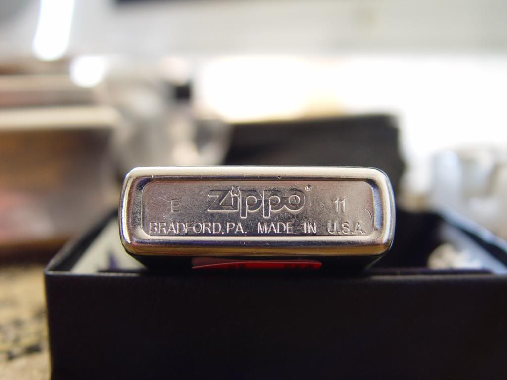 有关以下物品的详细资料: 2011 zippo * * freedom watch flag * *