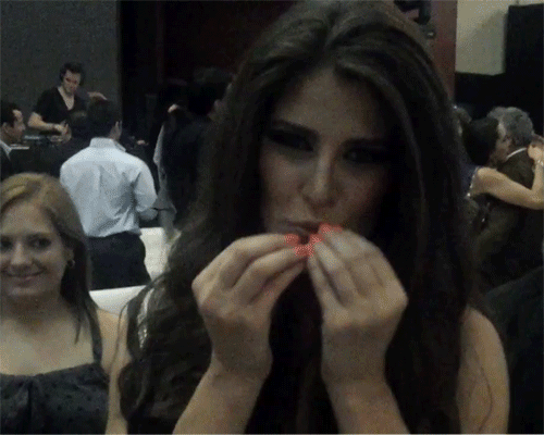 KARINASALUDANDO_zps135fec7a.gif