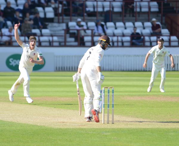 https://i1152.photobucket.com/albums/p490/cricketphotos1/Cricket%20Photos/2019%20Somerset%20Cricket%20Photos/Specsavers%20County%20Championship%202019/Somerset%20v%20Surrey%20starting%2014th%20May%202019/Ben%20Foakes%20ct%20Steve%20Davies%20bld%20Tom%20Abell.jpg